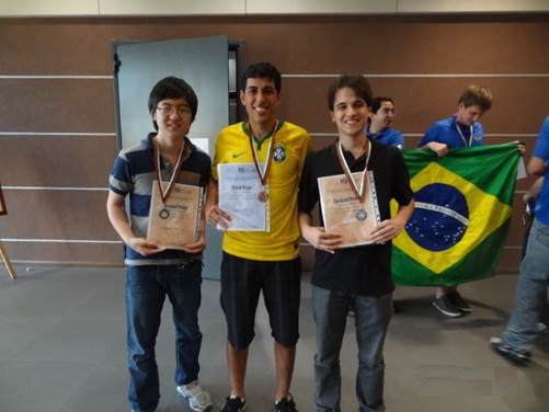 </STRONG><SPAN style="LINE-HEIGHT: 16px; FONT-FAMILY: Calibri, sans-serif; COLOR: black; FONT-SIZE: 10pt"><EM>Rafael Miyazaki, João Carnevale e Daniel Carletti com seus prêmios de 2º e 3º lugares na IMC 2014 - crédito: divulgação</EM></SPAN><STRONG>
